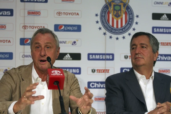 Johan Cruyff no pudo aportar su talento y experiencia a Chivas y terminó de malas con Jorge Vergara.