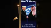Una valla publicitaria con una imagen del presidente de Estados Unidos, Donald Trump, estrechando la mano del príncipe heredero saudí, Mohammed bin Salman, con el lema encima: «history won't wait » "la historia no esperará"