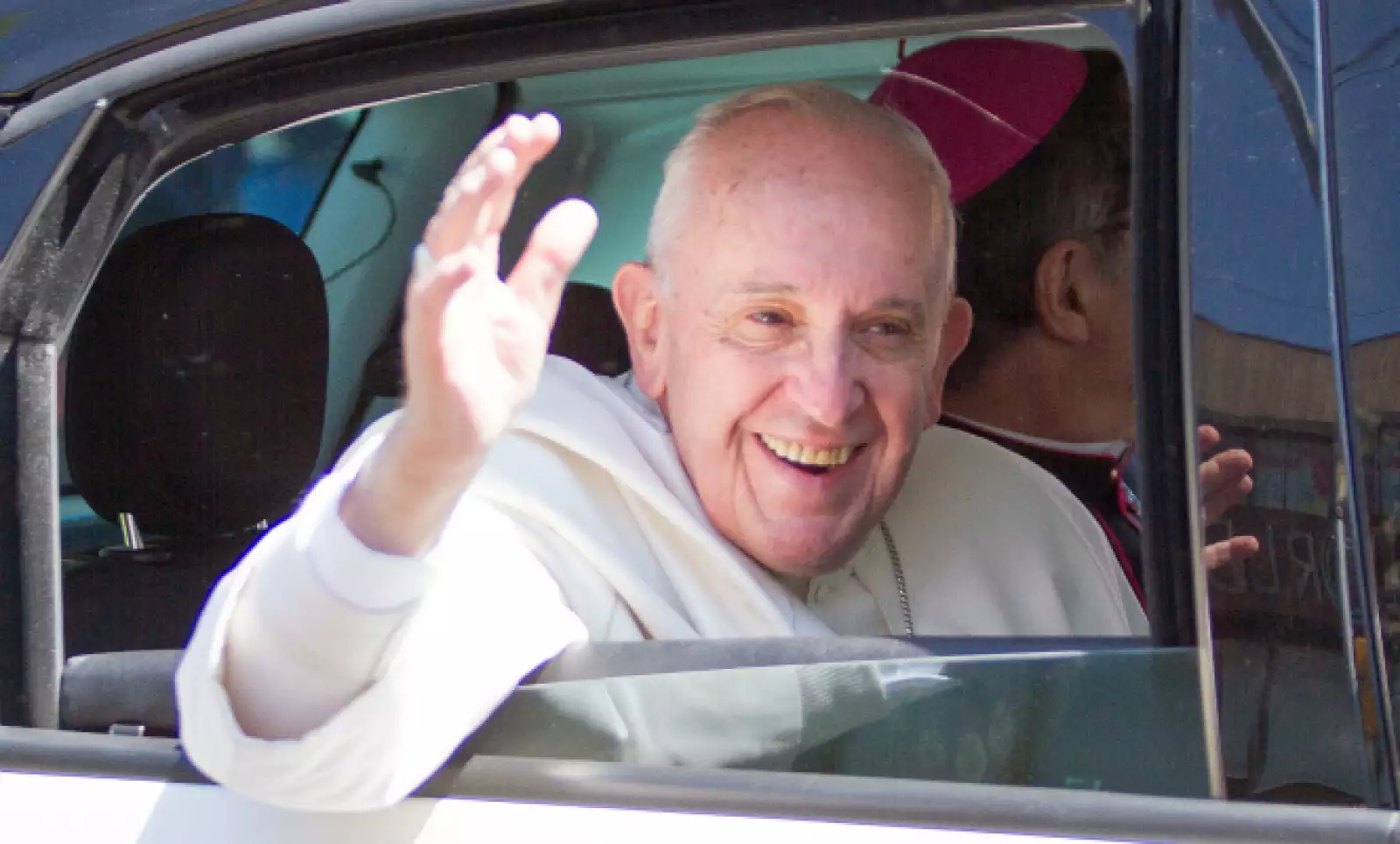 Para regresar a la Nunciatura, Francisco cambió el papamóvil por un Fiat 500L