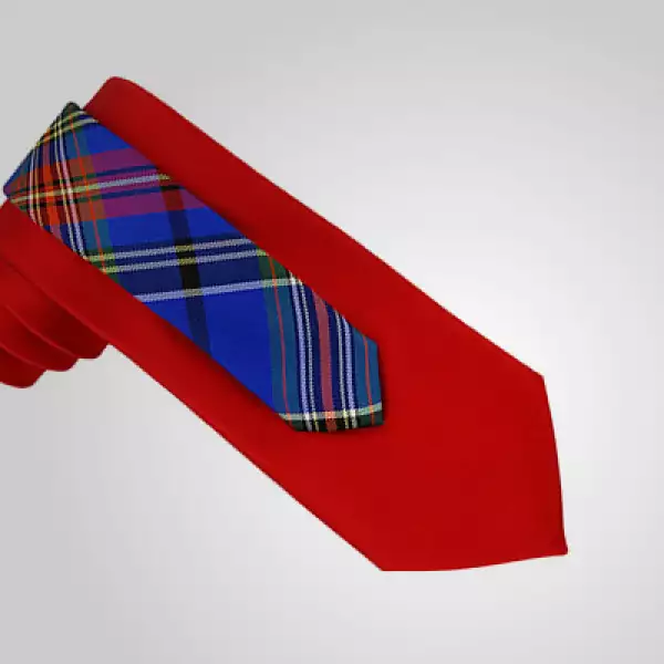 El diseñador estadounidense Tommy Hilfiger presentó su nueva colección de accesorios para el invierno 2011.