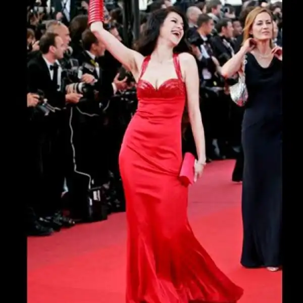 La modelo Jovanka Sopalovic convirtió la alfombra roja del Festival de Cannes en una divertida pasarela.