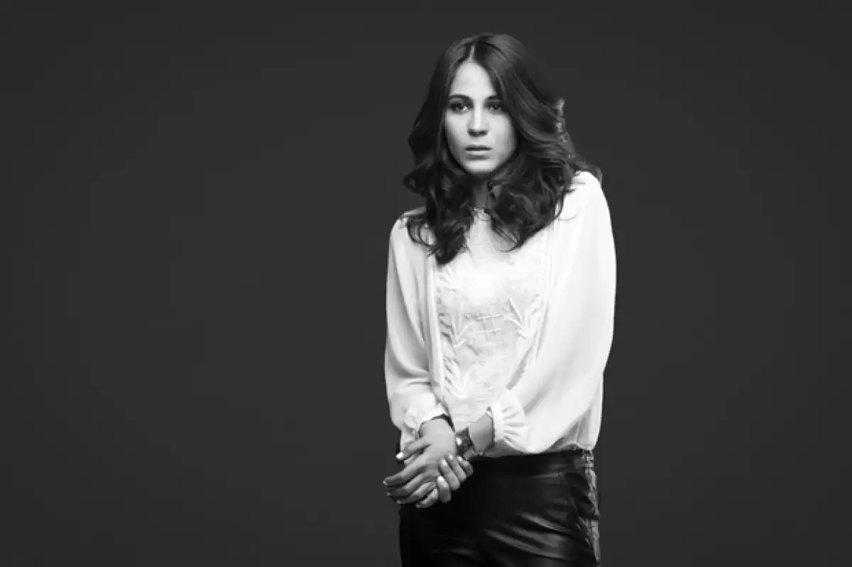 Cassandra Ciangherotti posó en el estudio de Grupo Expansión para Quién.com. Maquillaje por Alfonso Durán para Revlon Professional. Peinado por Ariel Farfan para Revlon Professional. Uñas Jessica Nails tono Sharktooth de la colección Coral Symphony.