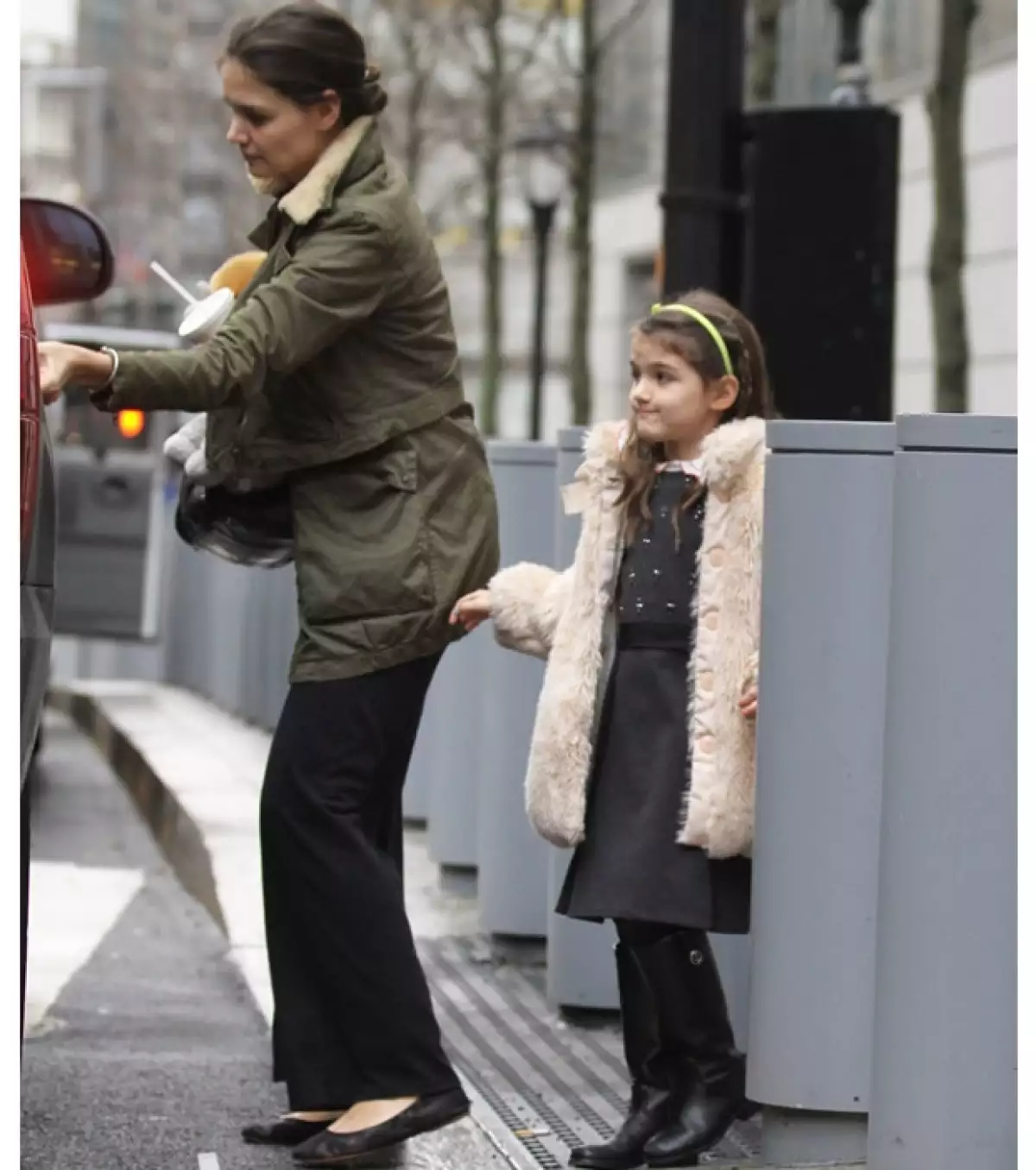 La pequeña salió a las calles de Manhattan para ir a tomar una malteada en compañía de su mamá, quien a diferencia de ella, se mostró poco preocupada por su estilo.