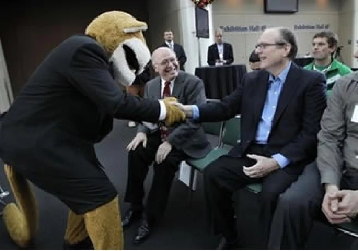 Paul Allen considera que los mensajes instantáneos y compras en línea de varias firmas infringen sus patentes. (Foto: Reuters)