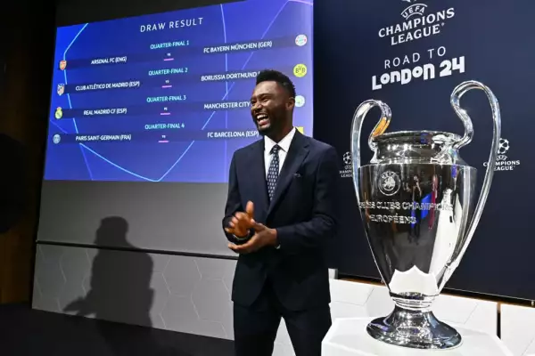 Foto del futbolista nigeriano John Obi Mikel junto a la copa de la Champions League al terminar el sorteo de cuartos de final.