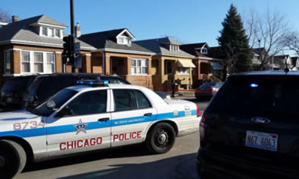Unidades del Departamento de Policía de Chicago afuera del hogar en donde fuerona asesinados seis mexicanos. (Foto: Twitter/@Chicago_Police )