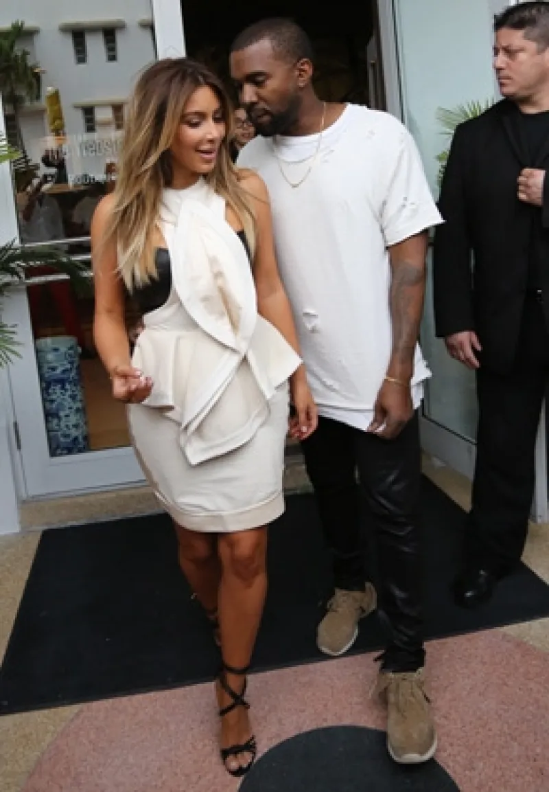 En este momento Kardashian y West están en Francia, donde la joven de 33 años ha visitado tres diseñadores. Todo apunta a que ellos serán los genios detrás de los atuendos para el gran día.