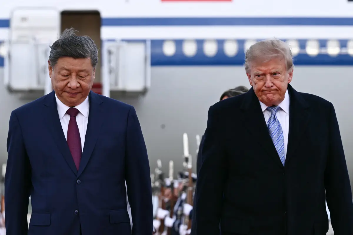 El presidente de Estados Unidos, Donald Trump, recibe al presidente chino, Xi Jinping, a su llegada a la base aérea Andrews, en Maryland, el 23 de septiembre de 2026. Xi realiza una visita a Estados Unidos del 23 al 25 de septiembre.