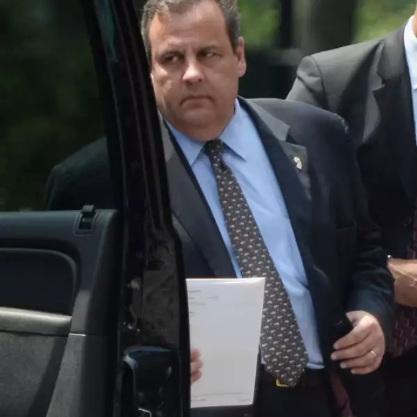 Gobernador de New Jersey Chris Christie, quien dedicó unas palabras en homenaje al actor e hizo que la bandera de EU estuviera a media asta, en la ciudad.