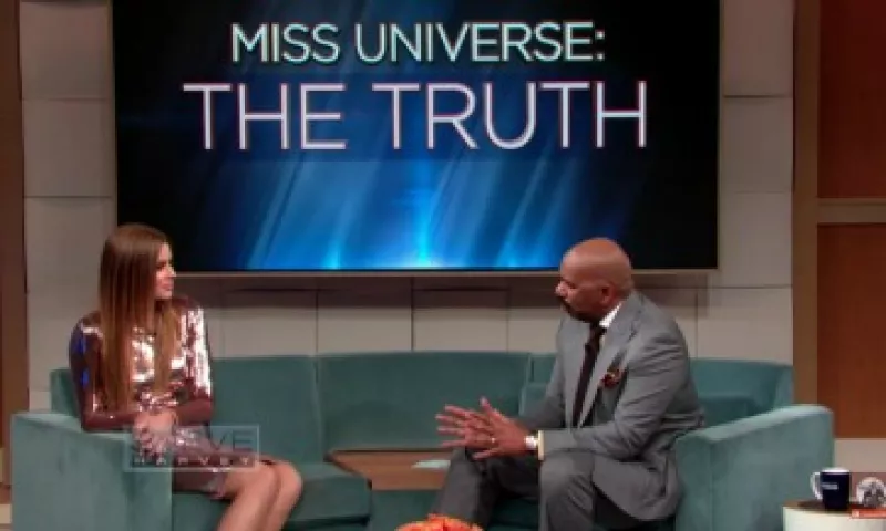 A casi un mes del desafortunado error en el certamen de belleza, Gutiérrez y Harvey volvieron a verse (Foto: YouTube/Steve Harvey)