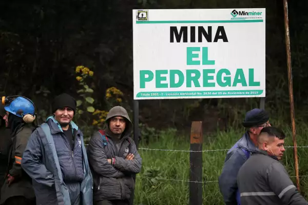 La gente espera durante el trabajo de búsqueda y rescate de mineros atrapados tras la explosión de una mina en Sutatausa, Colombia, el 15 de marzo de 2023.