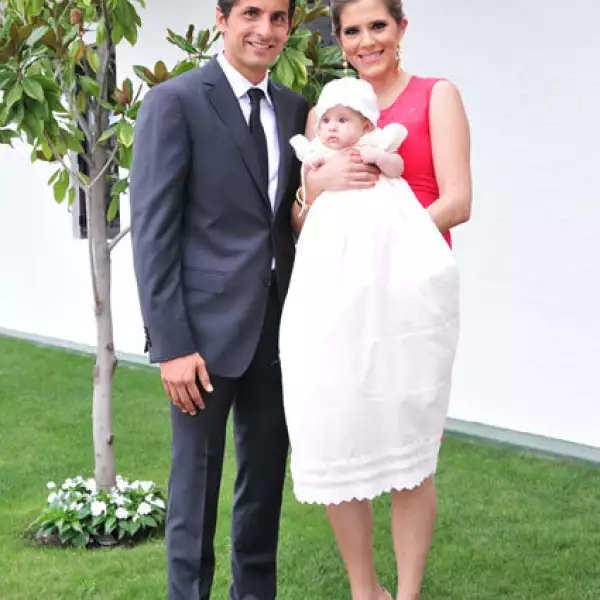 Luis Ernesto Michel e Ileana Lomelí con la pequeña Inés