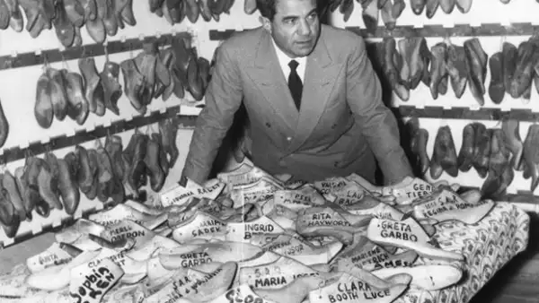 Salvatore Ferragamo durante sus años creativos.