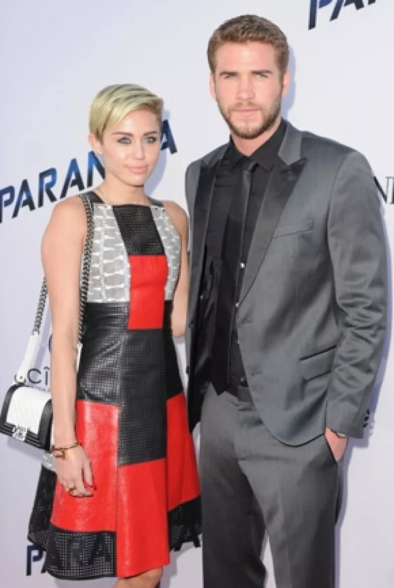 Ayer los actores acudieron a la premiere de “Paranoia” la nueva película de Hemsworth. Aunque la aparición de ambos causó furor, hay quienes aseguran que no se veían conectados.