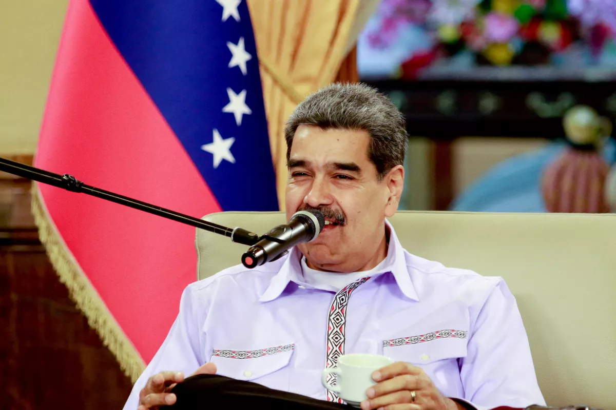 El presidente de Venezuela, Nicolás Maduro, habla el día en que se reúne con parlamentarios caribeños de 14 países para firmar un acuerdo de paz en la región, en medio de las crecientes tensiones con los Estados Unidos, en el Palacio de Miraflores en Caracas, Venezuela, el 31 de octubre de 2025.