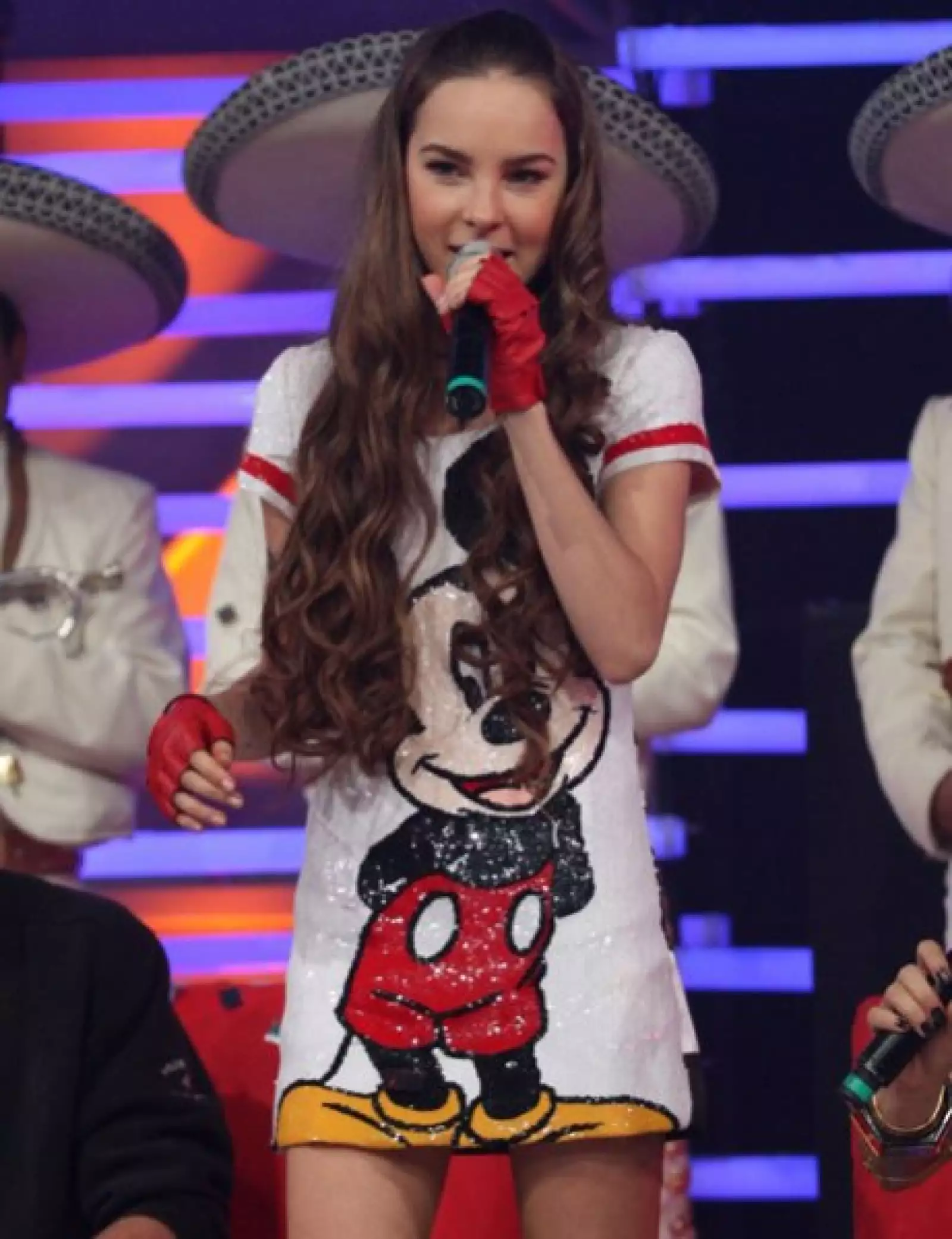 Sal de mi piel fue escrita y musicalizada por la cantante. En ella crea un juego de palabras: Y no puedo olvidarte. Sacarte de mí. Respiro no puedo. Me ahoga mirarte, pensarte.