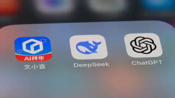 Pantalla de un celular con aplicaciones de IA chinas y estadounidenses. 