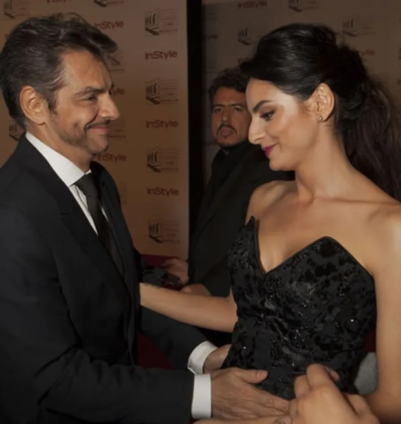 La hija de Eugenio Derbez destacó la belleza de su figura y su rostro luciendo un vestido de gala color negro con corte corazón en el escote y transparencias.