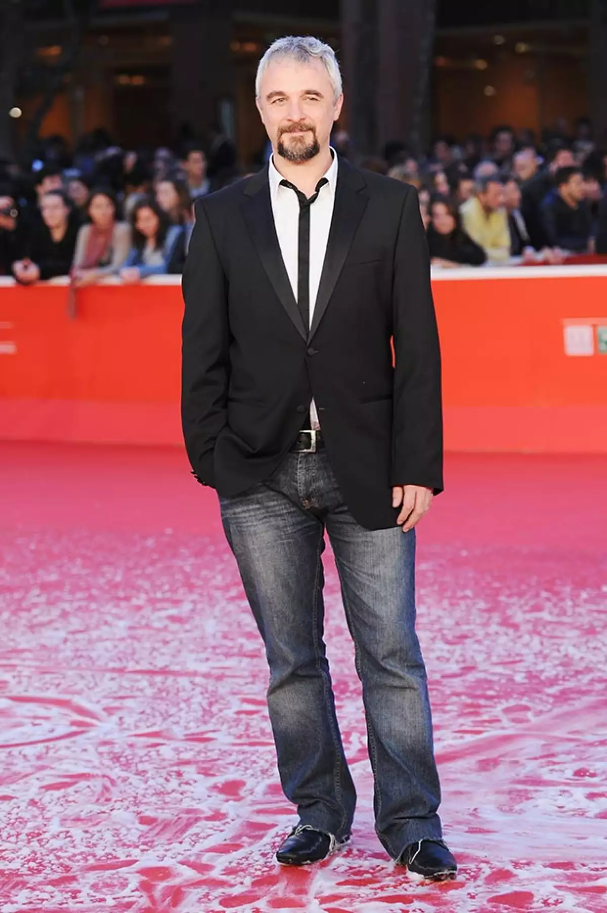 El cineasta mexicano-australiano fue galardonado hoy con el premio principal de esta sección en Venecia.