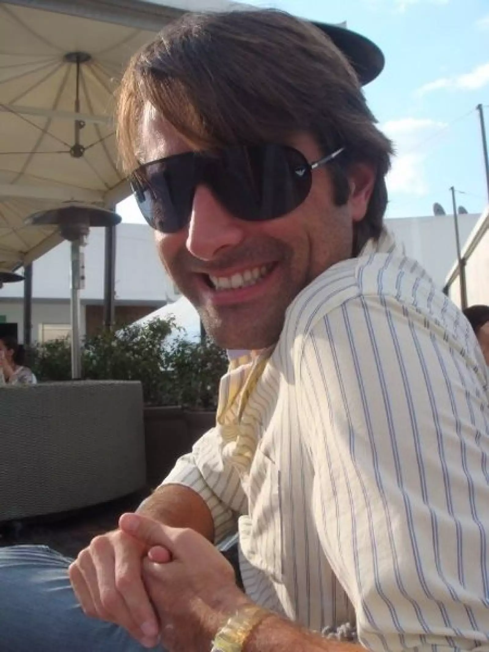 Con o sin lentes, Javier Guillermo es un chico muy guapo y natural, no es vano forma parte de nuestra sexy lista.