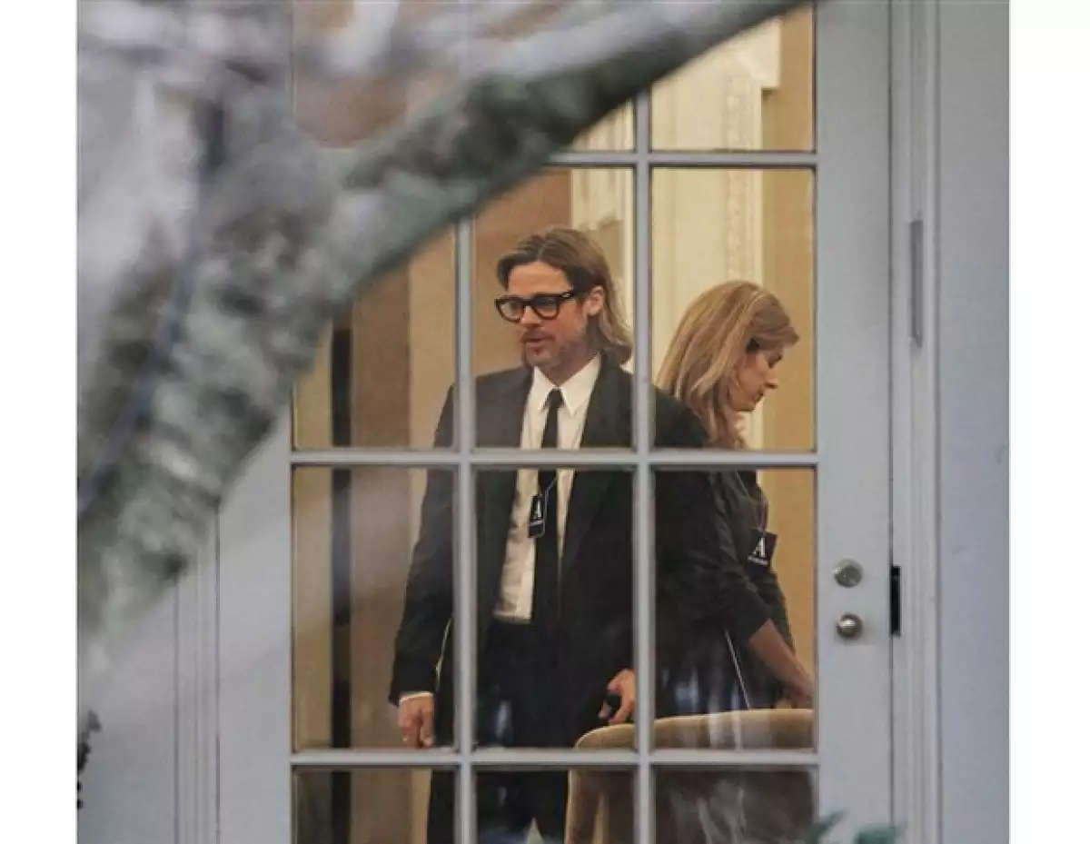 La popular pareja de actores visitó al presidente de Estados Unidos para platicar con él y mostrarle el nuevo filme de Jolie.