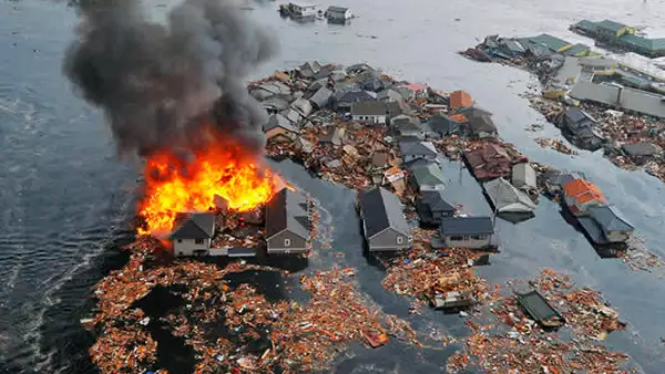 Varias casas son arrastradas por el flujo del agua en la ciudad de Natori, al noreste de Japón.