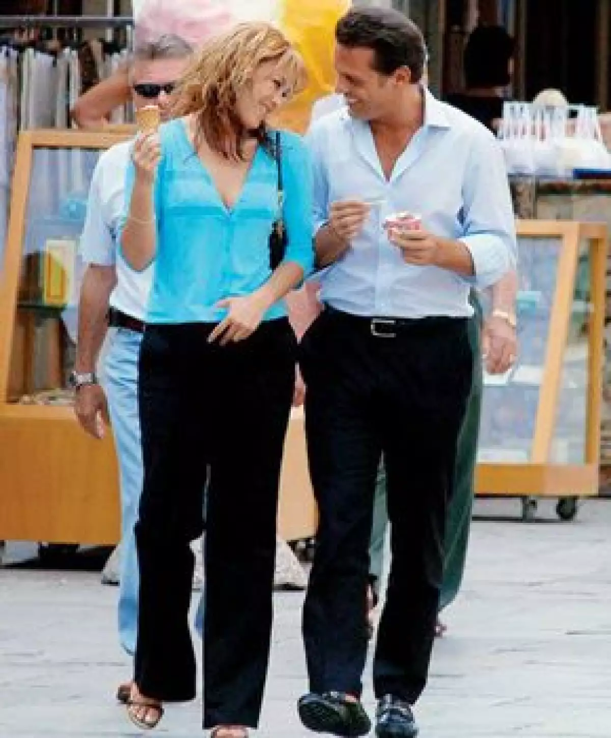 El cantante y la mexicana fueron vistos recorriendo las calles de esta ciudad italiana platicando y riendo animadamente, sin que pareciera importarles ser reconocidos.