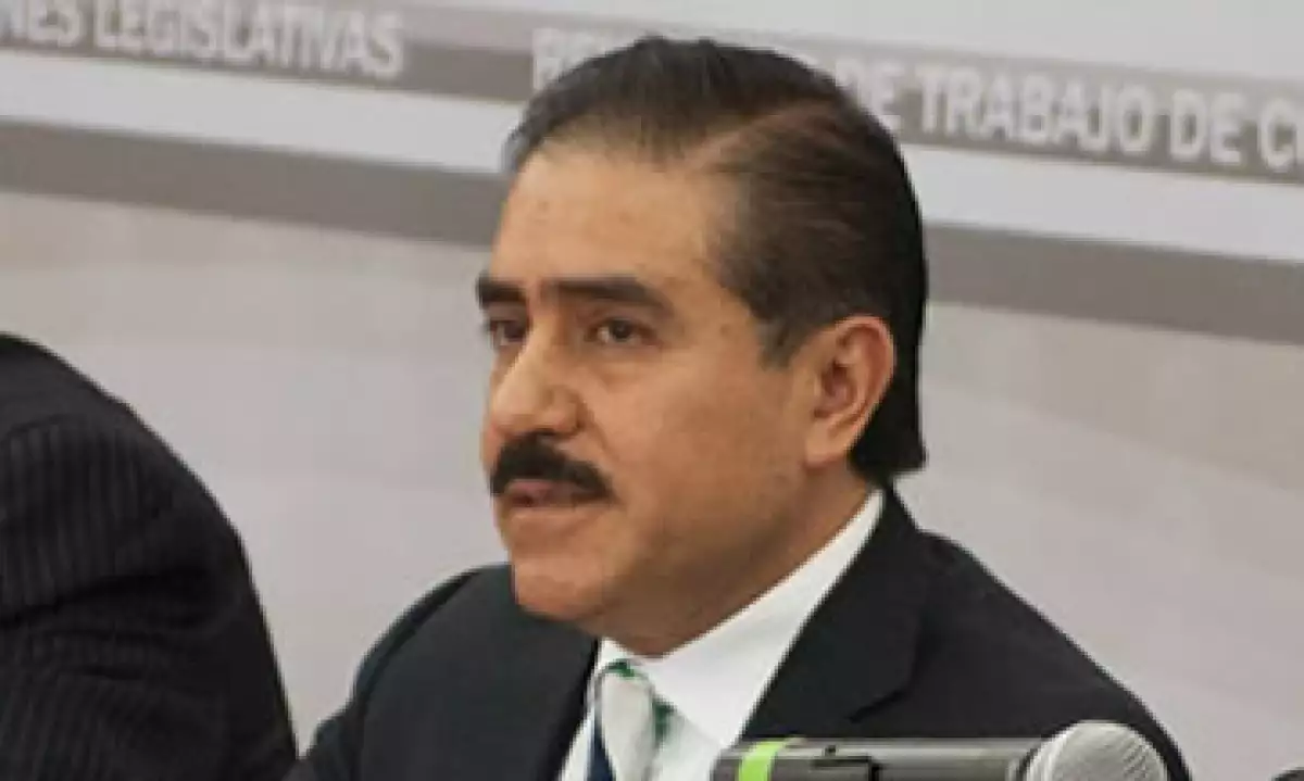 Apolinar Mena dice que pagó poco más de 124,000 pesos. (Foto: Tomada de poderlegislativo.gob.mx )