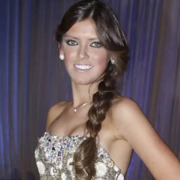Natalia Couttolenc en la graduación del colegio Del Bosque.
