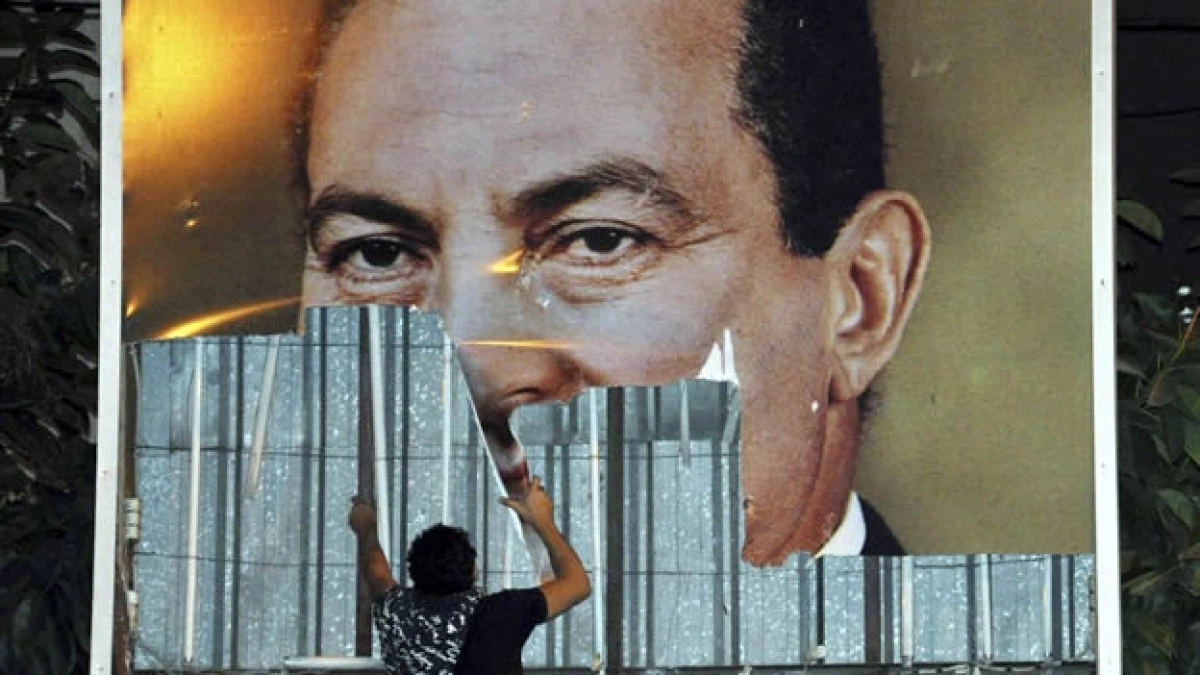 Hosni Mubarak cartel destrozado