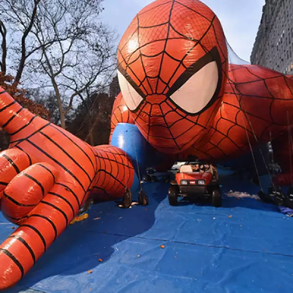 Cerca de 52 figuras inflables recorren las calles de Manhattan.