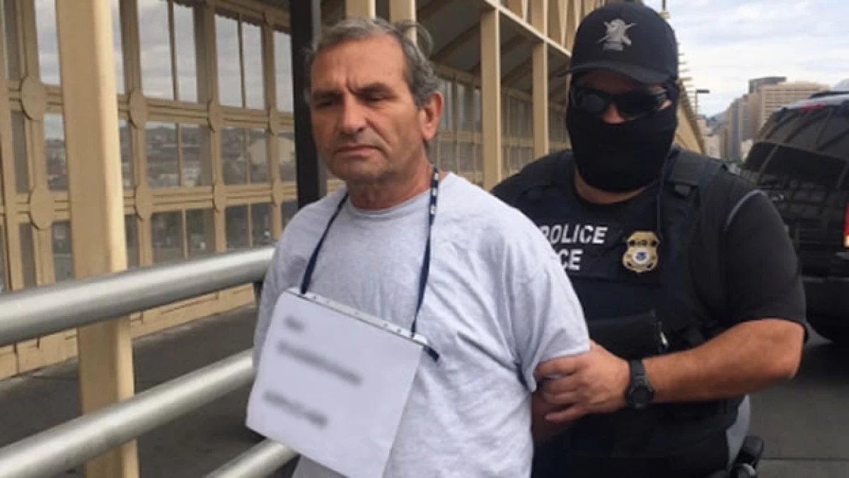 Ner Silverio Prieto al momento de ser entregado a las autoridades mexicanas en El Paso, Texas