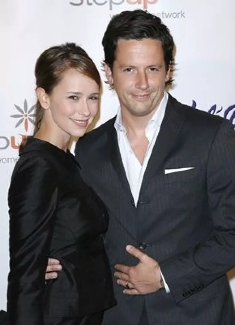 La actriz de Ghost Whisperer terminó la relación con el actor Ross McCall después de dos años.