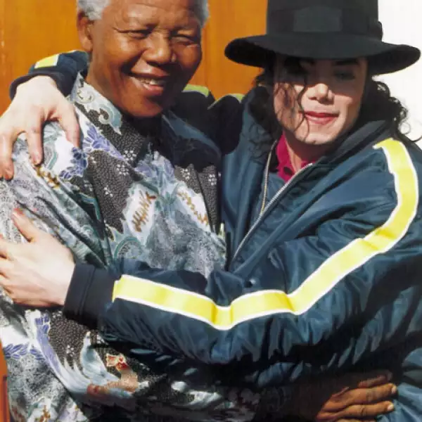 Michael Jackson visitó Sudáfrica en 2009 y se fotografió con Mandela.