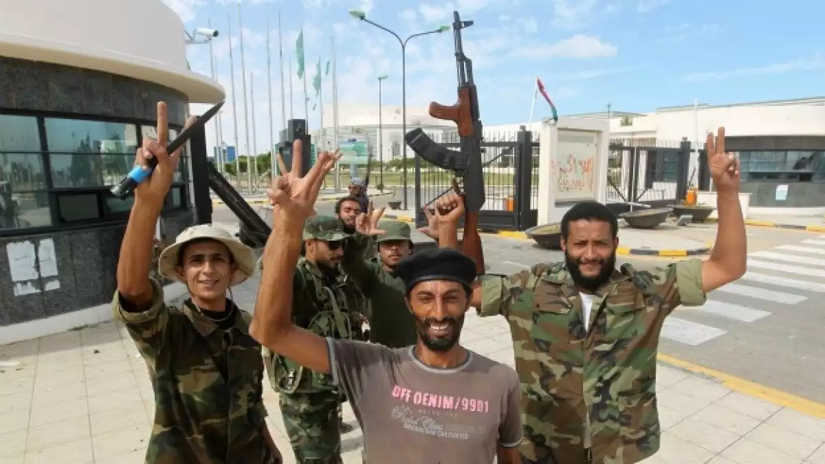 combatientes celebran la toma de un centro de conferencias