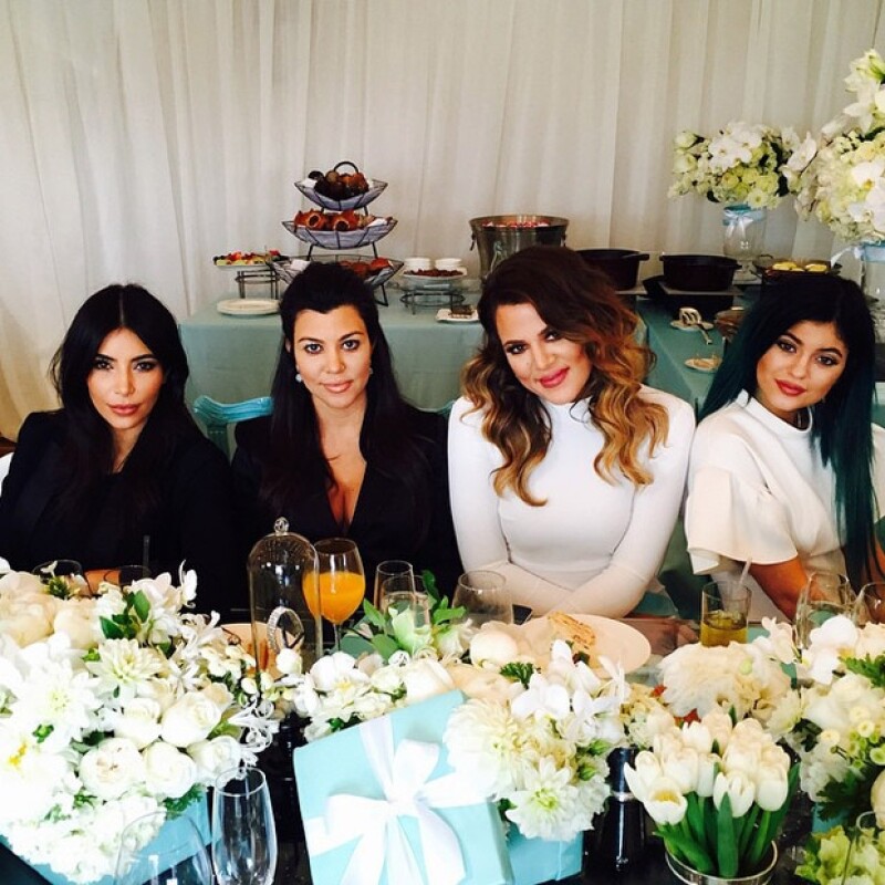 Kourtney en un baby shower estilo Breakfast at Tiffanys