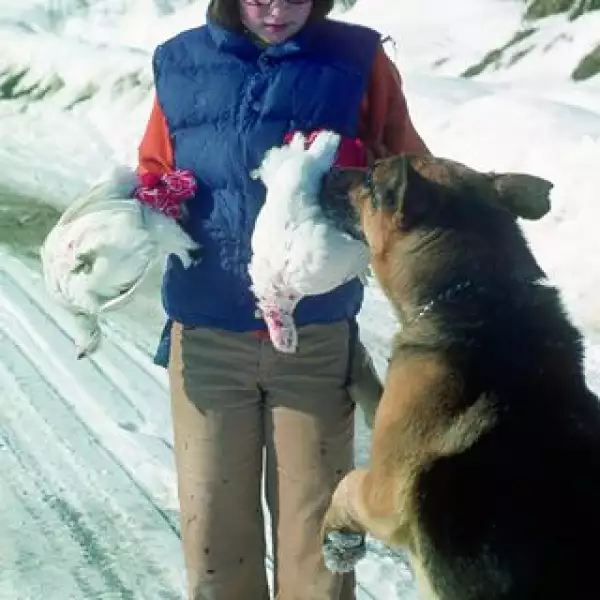Nació en Sandpoint, Idaho, pero su familia se mudó a Alaska cuando era niña.