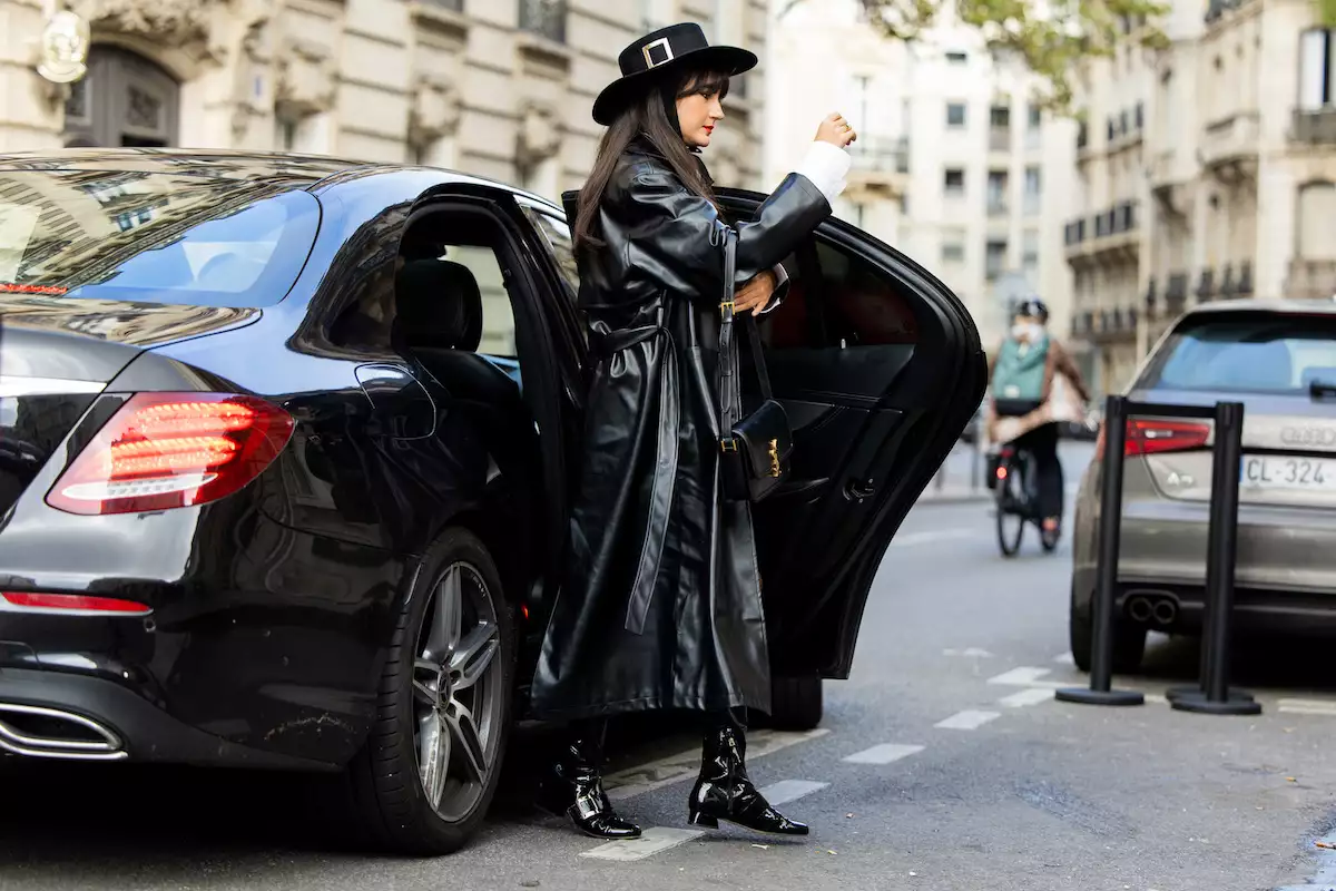look de oficina con trench