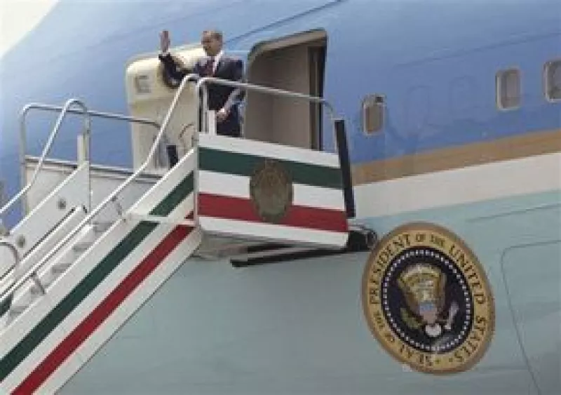 El Air Force One aterrizó a las 13:27 horas, pero hasta las 13:40 el presidente estadounidense descendió de la aeronave.