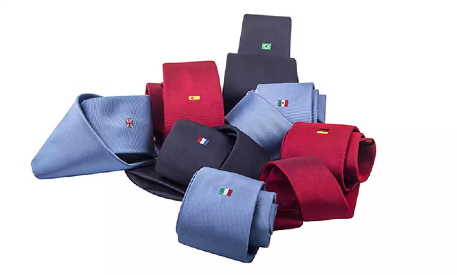 La corbata es la prenda que pone el toque de distinción y atracción en la indumentaria. Busca que sea de seda pura, se valen colores contrastantes y las lisas son un básico.