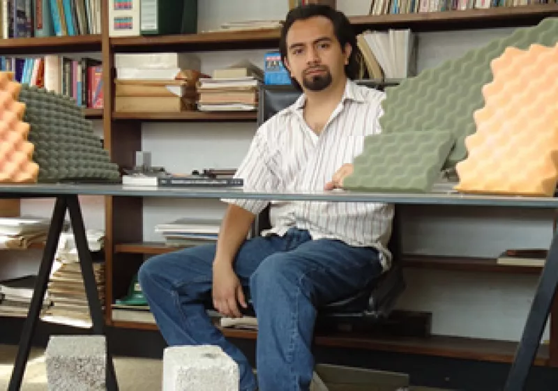 David Alarcon, socio fundador, espera que para el futuro puedan fabricar sus propios materiales. (Foto: Cortesia)