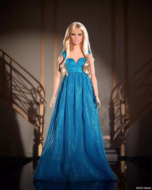 Claudia Schiffer se inmortaliza en Barbie con un look Versace