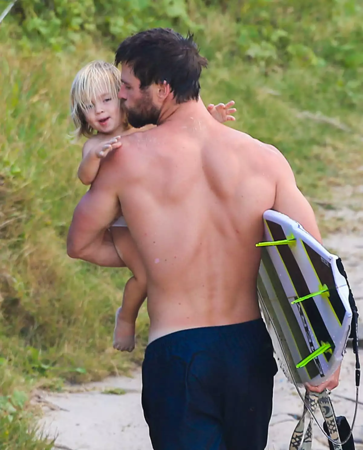 ¡Qué tierno! El actor le dio un beso a uno de sus gemelos.