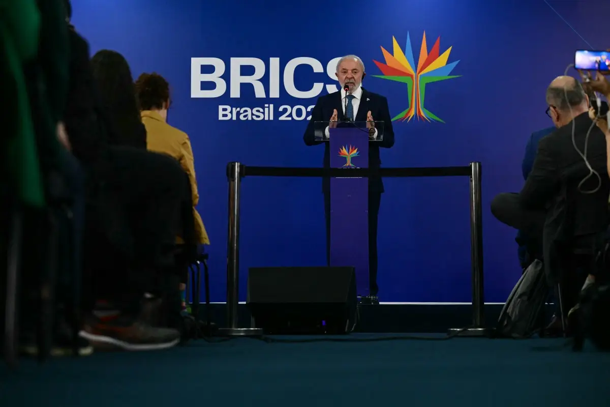 El presidente de Brasil, Luiz Inácio Lula da Silva, habla durante una conferencia de prensa en la cumbre BRICS en Río de Janeiro, Brasil, el 7 de julio de 2025. (Imagen principal del artículo web "Tensión en cumbre BRICS: Trump advierte aranceles a bloque “antiestadounidense”"). 