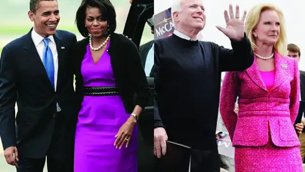 Durante la campaña para llegar a la Casa Blanca Cindy McCain lució atuendos de Oscar de la Renta y Chanel, mientras que Michelle Obama se vistió con Maria Pinto, Gap y H&M.