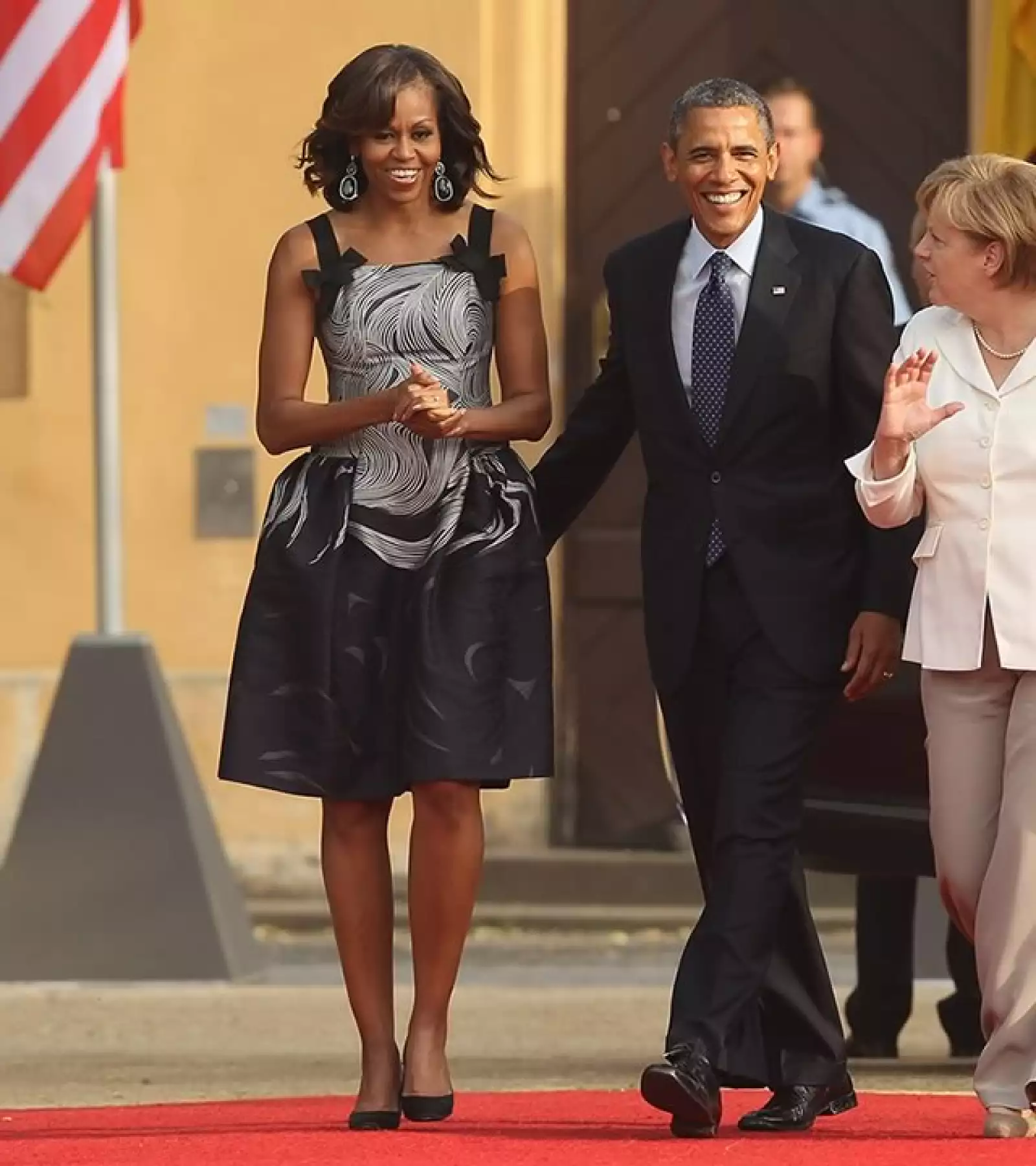 En su primer viaje a Berlín como primera dama, llevaba un elegante vestido negro de Carolina Herrera.