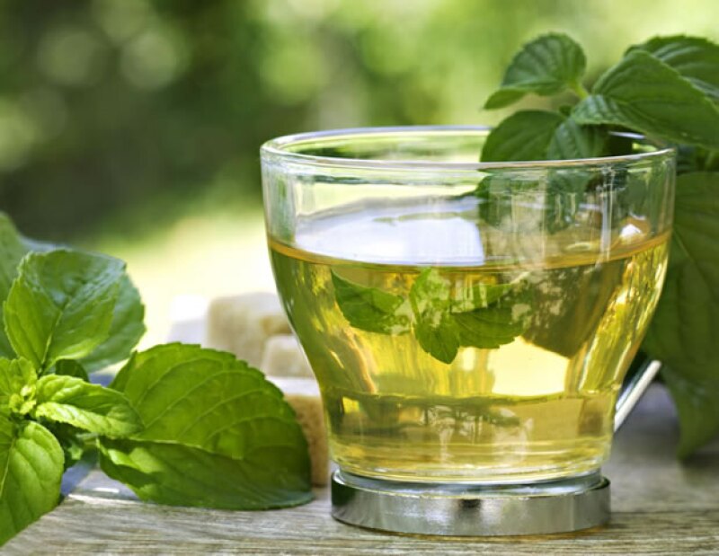 El té de menta te ayudará a aliviar dolores de garganta, tratar la bronquitis y aliviar problemas digestivos.