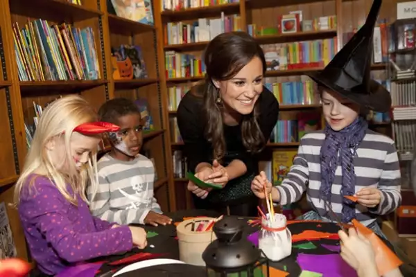 La hermana de Kate ayudó a los niños con sus manualidades.