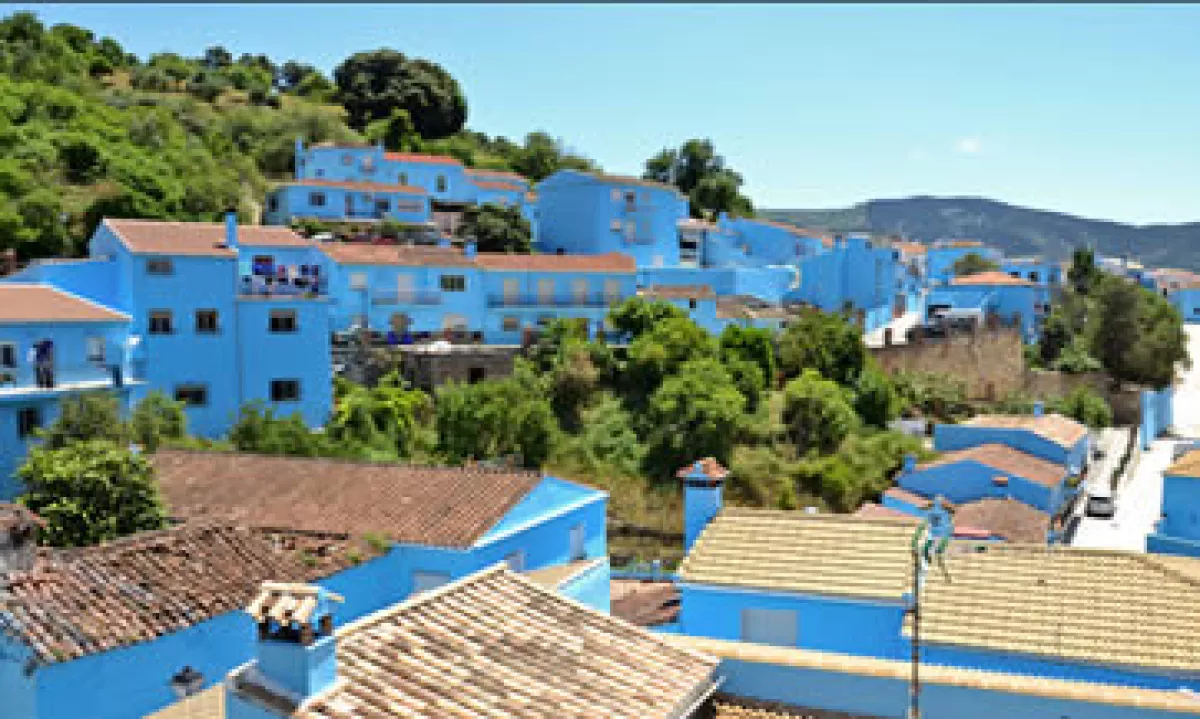 Sony Pictures pintó de azul las casas del poblado malagueño de Júzcar. (Foto: Cortesía Color Azul del Cielo, un viaje por Málaga)