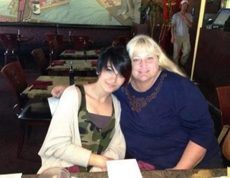La hija del fallecido cantante Michael Jackson subió en Instagram una fotografía junto a su madre Debbie Rowe, con quien celebró sus 15 años de edad.